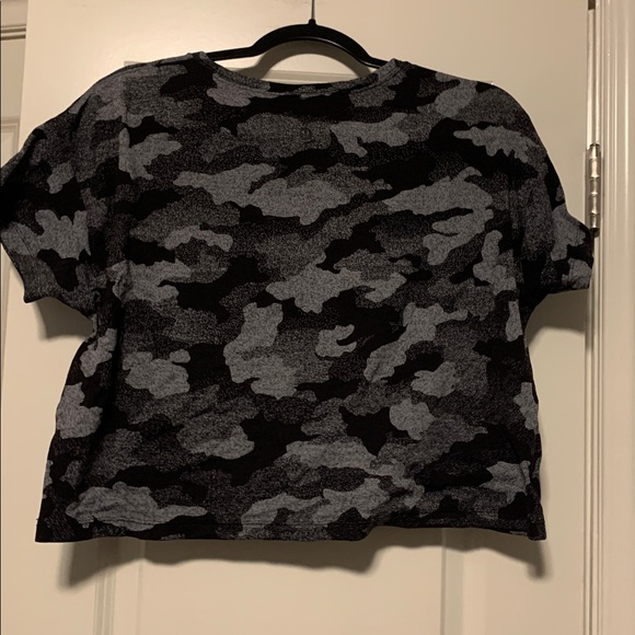 Lululemon Black and Gray Camo Cates T-Shirt
Sz 14, Excellent Condition - Picture 3 of 3